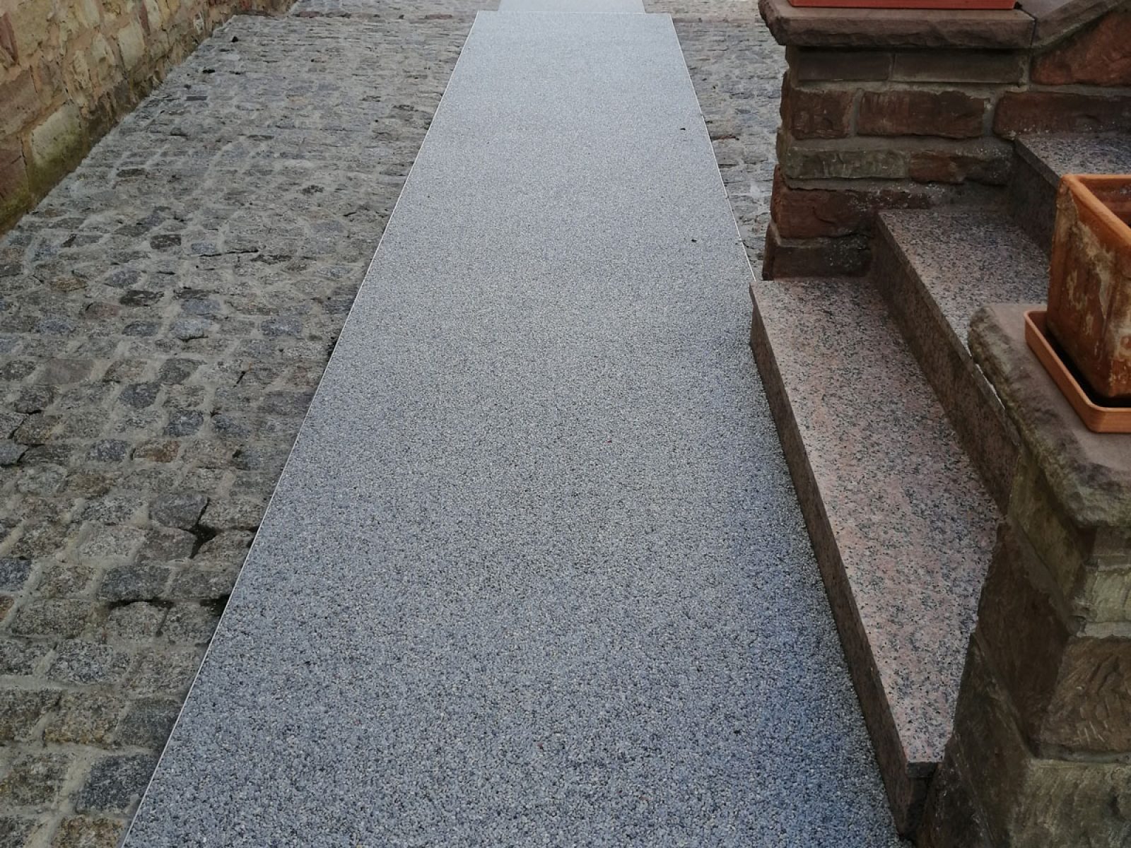 entrée extérieure moquette de pierre